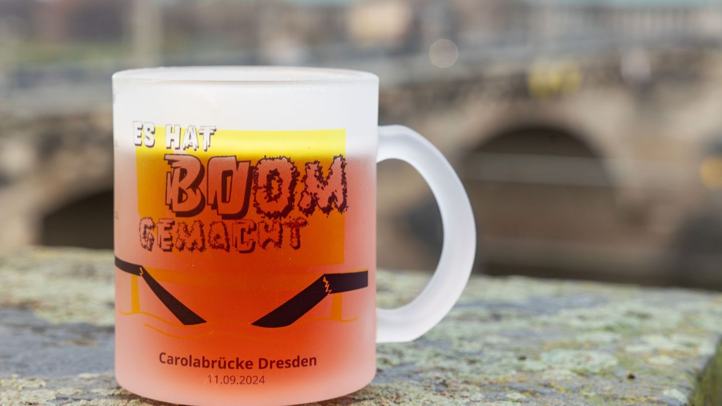 Mit einer neuen Glühweintasse erinnern Dresdner Unternehmer an den Einsturz der Carolabrücke im vergangenen Jahr. Foto: Jürgen L