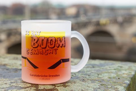 Mit einer neuen Glühweintasse erinnern Dresdner Unternehmer an den Einsturz der Carolabrücke im vergangenen Jahr. Foto: Jürgen L