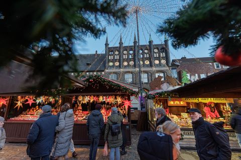 Lübeck bezeichnet sich selbst als "Weihnachtsstadt des Nordens". (Archivbild) Foto: Markus Scholz/dpa
