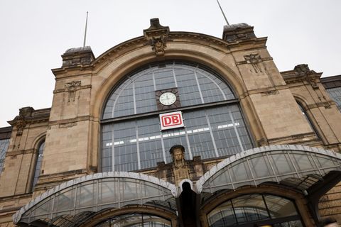 Vor dem Bahnhof ist es zu einem Unfall mit einem Linienbus gekommen. (Symbolbild) Foto: Christian Charisius/dpa