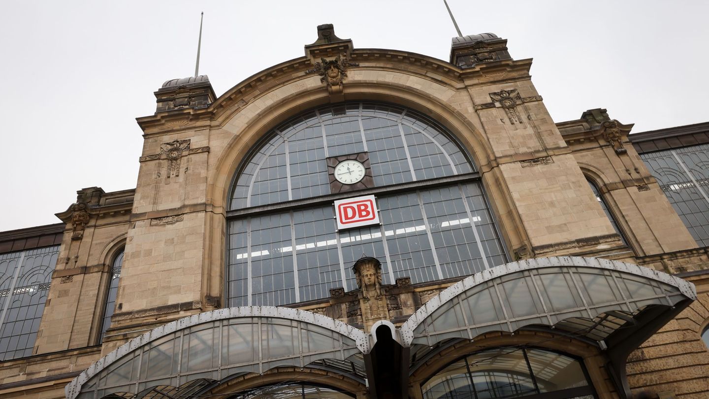 Vor dem Bahnhof ist es zu einem Unfall mit einem Linienbus gekommen. (Symbolbild) Foto: Christian Charisius/dpa