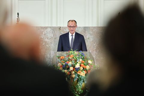 Kanzler Merz bezeichnete Friedrich von Metzler als "herausragenden Bankier" und "Menschenfreund". Foto: Hannes P. Albert/dpa