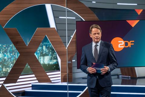 Mutige Helfer werden in der ZDF-Sendung "Aktenzeichen XY… Ungelöst" ausgezeichnet. Foto: Peter Kneffel/dpa