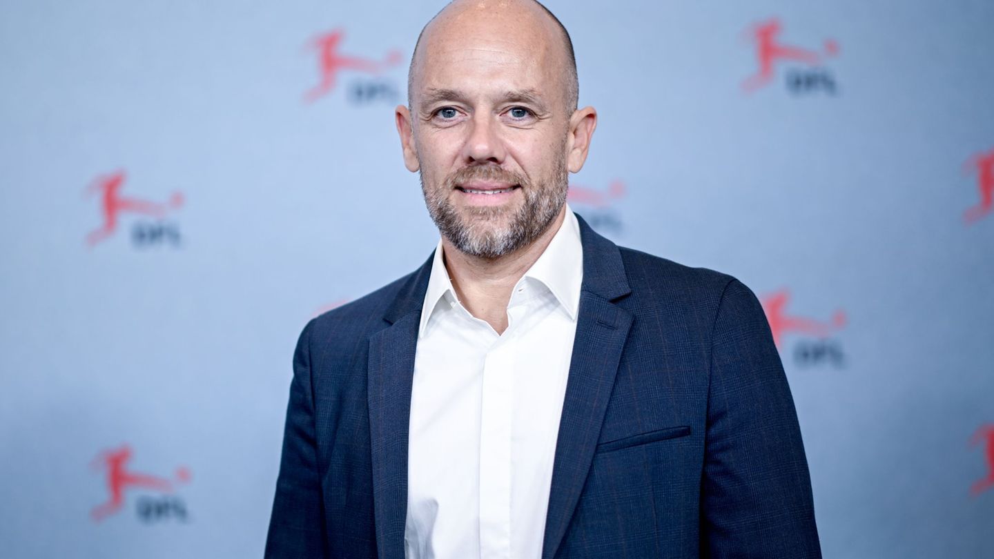 Holger Schwiewagner verkündete für die SpVgg Greuther Fürth ein Minus von 4,7 Millionen Euro. Foto: Britta Pedersen/dpa