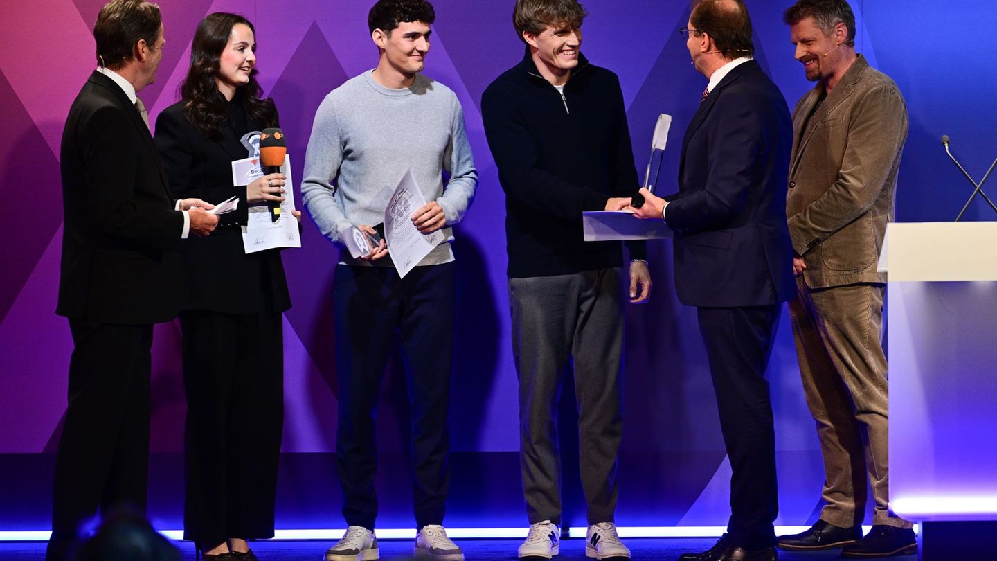 Emma Maria Tuscher, Elias Christofer Linz und Paul Christoph Georg aus Frankfurt am Main bekamen den Preis verliehen. Foto: Seba