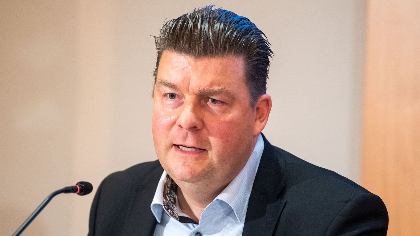 Dem Hamburger Finanzsenator gehen die Lohnforderungen zu weit. (Archivbild) Foto: Daniel Bockwoldt/dpa