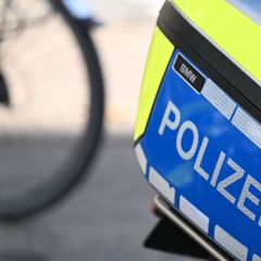 Neben der Radfahrerin stirbt auch einer der Hunde nach dem Unfall. (Symbolbild) Foto: Bernd Weißbrod/dpa