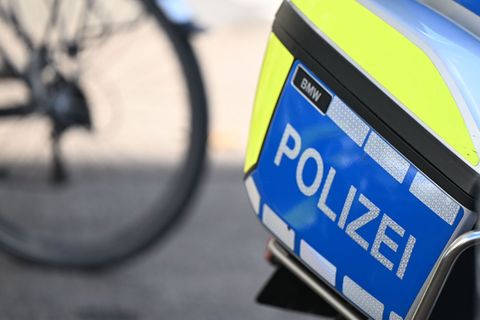 Neben der Radfahrerin stirbt auch einer der Hunde nach dem Unfall. (Symbolbild) Foto: Bernd Weißbrod/dpa