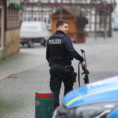 Großeinsatz der Polizei nach einer Bombendrohung in Wernigerode im Harz. Foto: Matthias Bein/dpa