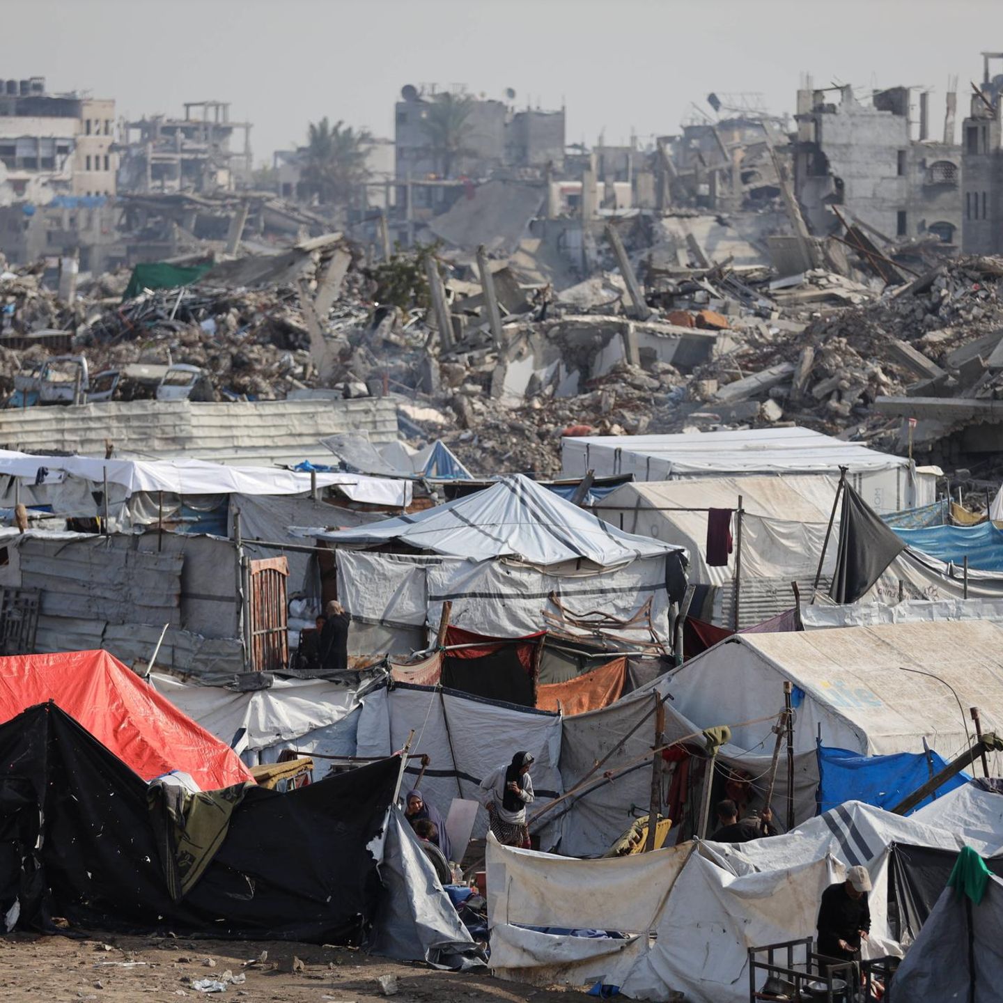 In Gaza stehen provisorische Zelte vor Trümmerhaufen, die mal Wohnhäuser waren