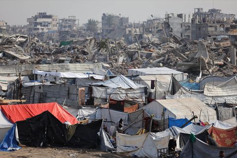 In Gaza stehen provisorische Zelte vor Trümmerhaufen, die mal Wohnhäuser waren