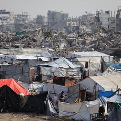 In Gaza stehen provisorische Zelte vor Trümmerhaufen, die mal Wohnhäuser waren