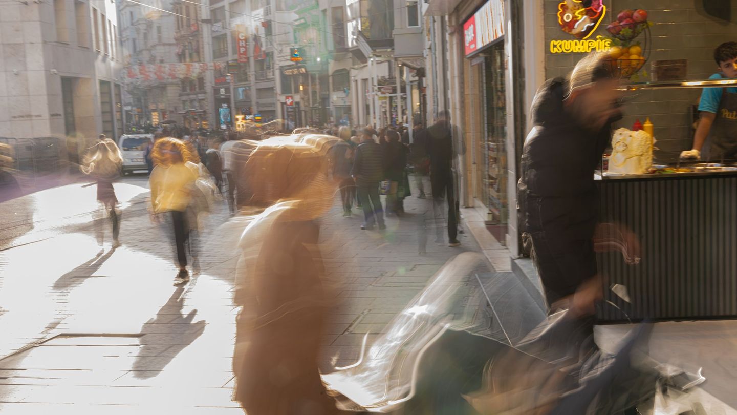Ermittler vermuteten bisher eine Lebensmittelvergiftung, etwa durch Streetfood