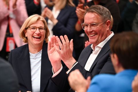 Rehlinger (l) und Schweitzer wollen in Zweibrücken eine Vielzahl von Themen besprechen. (Archivbild) Foto: Katharina Kausche/dpa