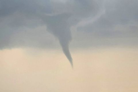 Nach Angaben der Meteorologen entstehen Tornados durch große Temperaturunterschiede zwischen Boden und höheren Luftschichten. (S