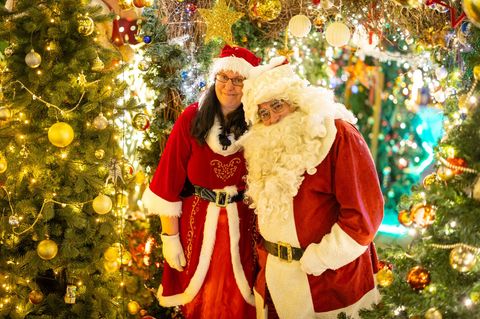 Altenpfleger Dirk van Acken und seine Partnerin Nicole Tratz im Weihnachtskostüm. Foto: Christoph Reichwein/dpa