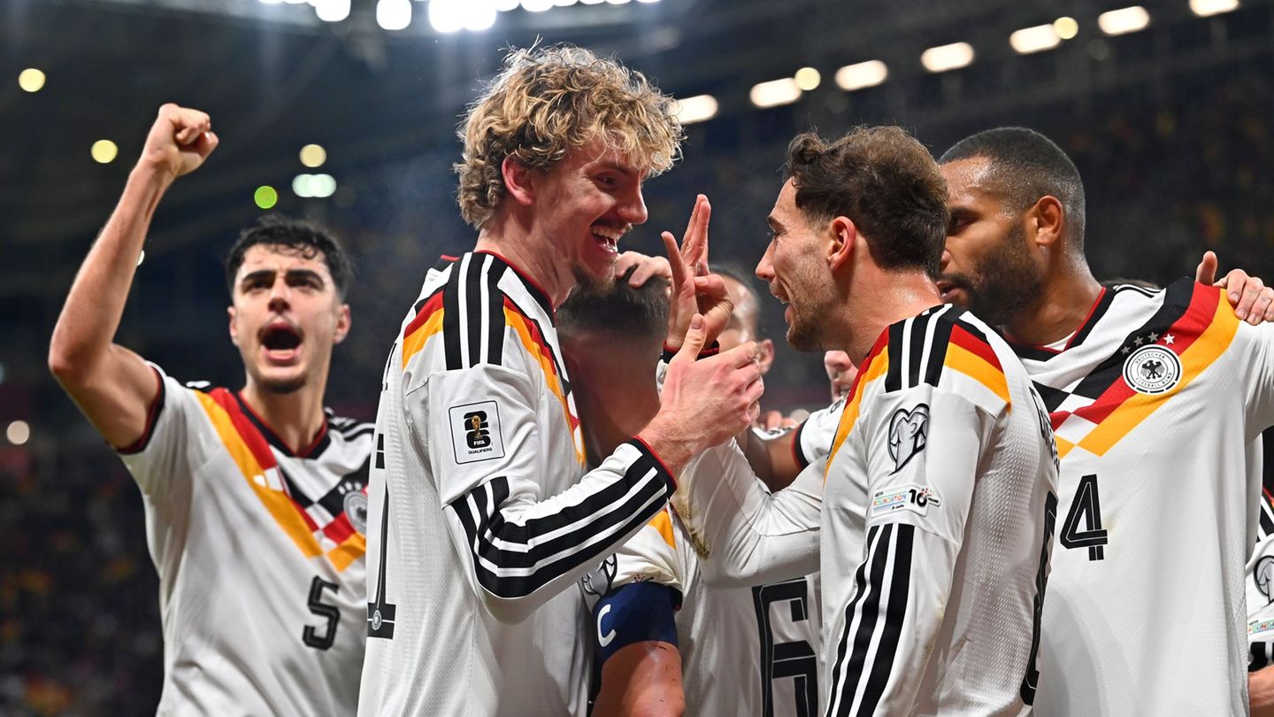 Nick Woltemade (2. v.l.) bejubelt den nächsten Treffer mit seinen Kollegen. Foto: Michal Svítok/TASR/dpa