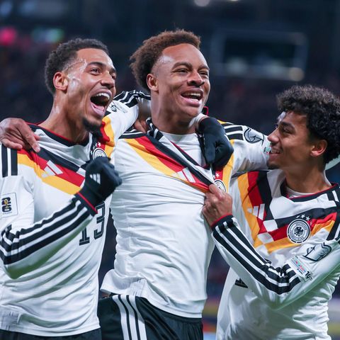 Die DFB-Spieler Felix Nmecha, Assan Ouedraogo und Nathaniel Brown jubeln