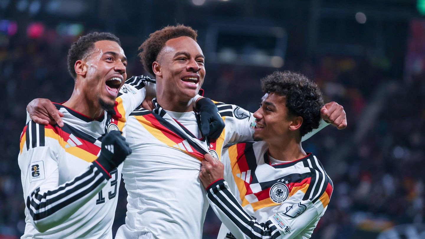 Die DFB-Spieler Felix Nmecha, Assan Ouedraogo und Nathaniel Brown jubeln