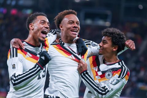 Die DFB-Spieler Felix Nmecha, Assan Ouedraogo und Nathaniel Brown jubeln