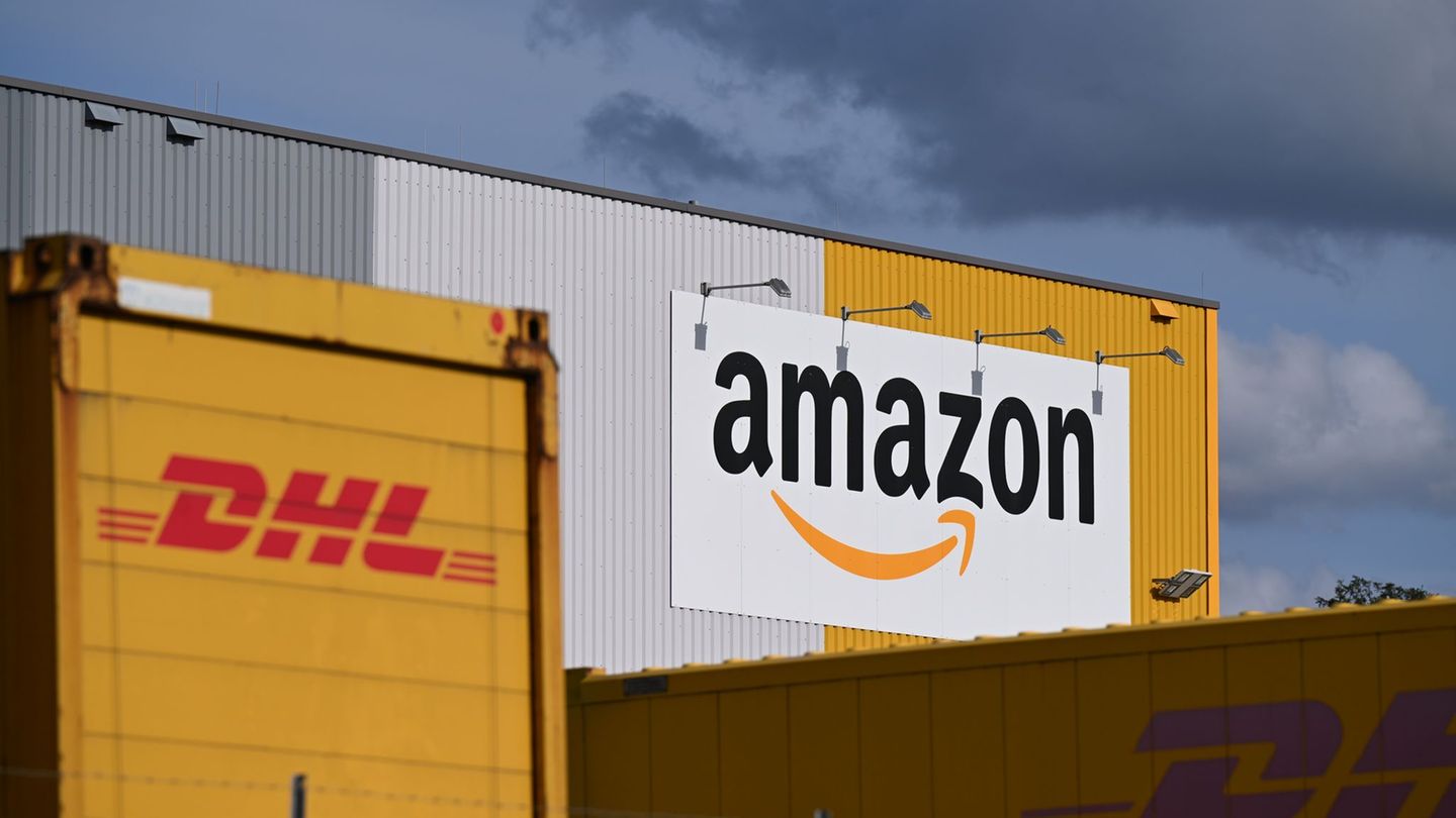 Ein Logistikzentrum von Amazon, auf dessen Gelände DHL-Container stehen. DHL ist das größte Paketunternehmen in Deutschland, gef