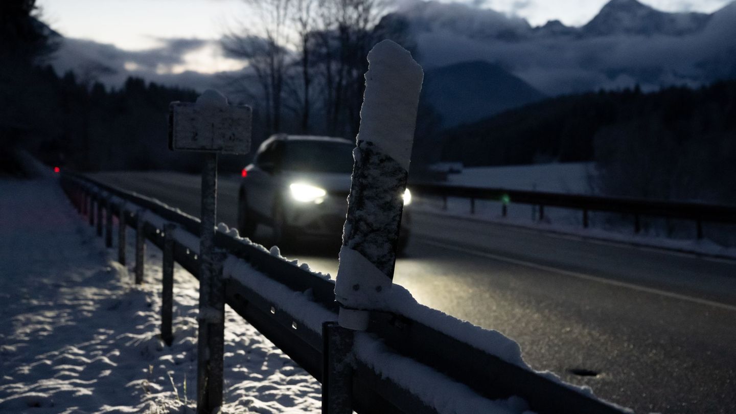 Schnee und Glätte beeinträchtigten auch die Autofahrer im Freistaat. Foto: Sven Hoppe/dpa