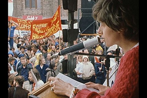 Sie konnte Massen begeistern: Petra Kelly spricht auf einer Demo gegen Nachrüstung.