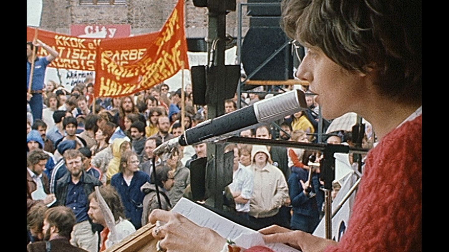 Sie konnte Massen begeistern: Petra Kelly spricht auf einer Demo gegen Nachrüstung.