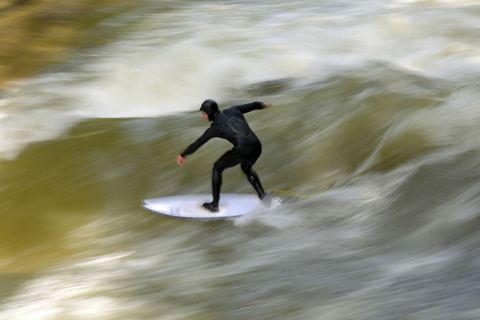 Die Surferinnen und Surfer auf der Eisbachwelle zählen inzwischen als Attraktion in München. (Archivbild) Foto: Malin Wunderlich