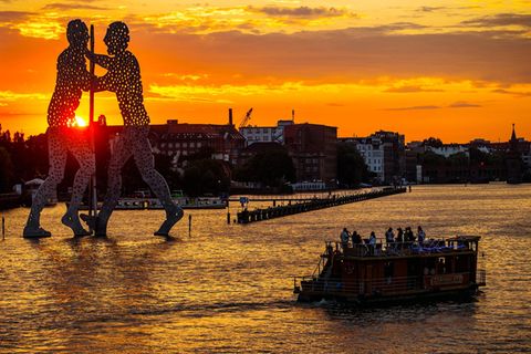 Die Lärmbelästigung durch Partyboote auf der Spree in Berlin hat im Südosten zugenommen. (Archivfoto) Foto: picture alliance / d