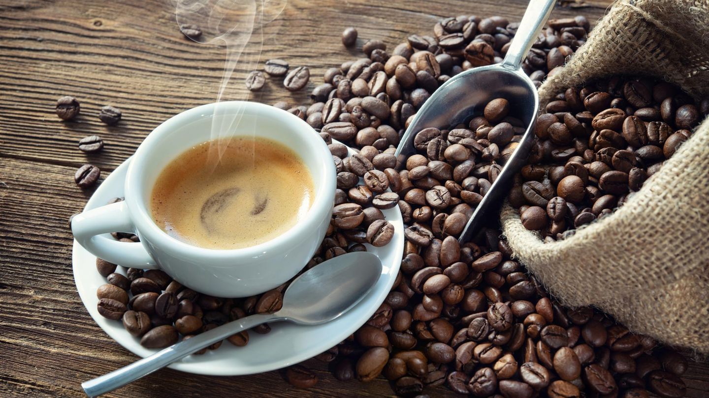 Tasse Espresso mit Kaffeebohnen