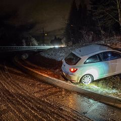 Bei Glätte kam das Auto von der Fahrbahn bei Villingen-Schwenningen von der Straße ab. Foto: Christian Klemm/onw-images/dpa