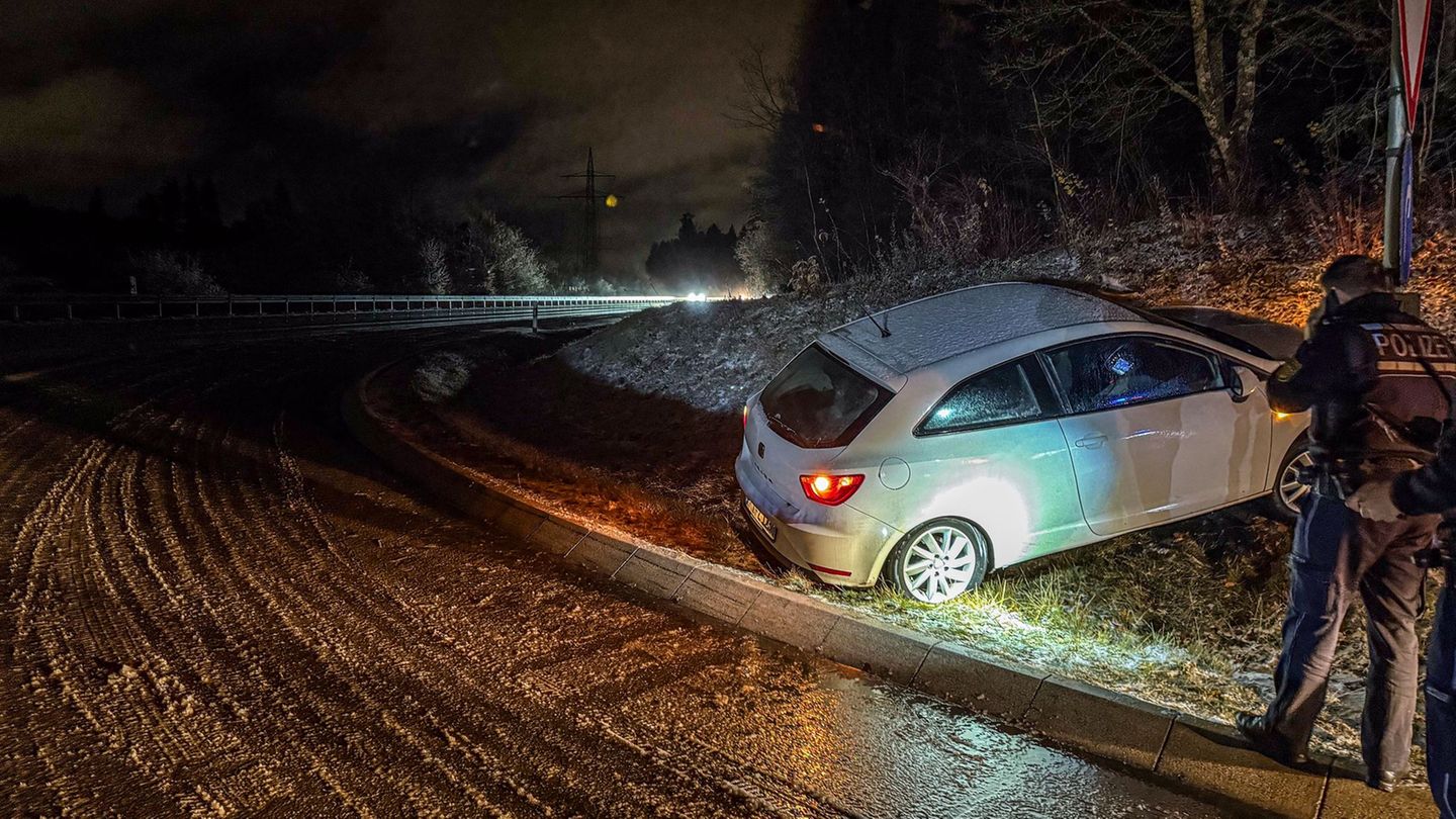 Bei Glätte kam das Auto von der Fahrbahn bei Villingen-Schwenningen von der Straße ab. Foto: Christian Klemm/onw-images/dpa