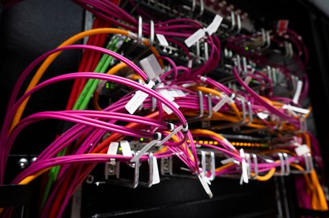 Die Frage, wo ein Server steht, wird immer wichtiger. Foto: Boris Roessler/dpa