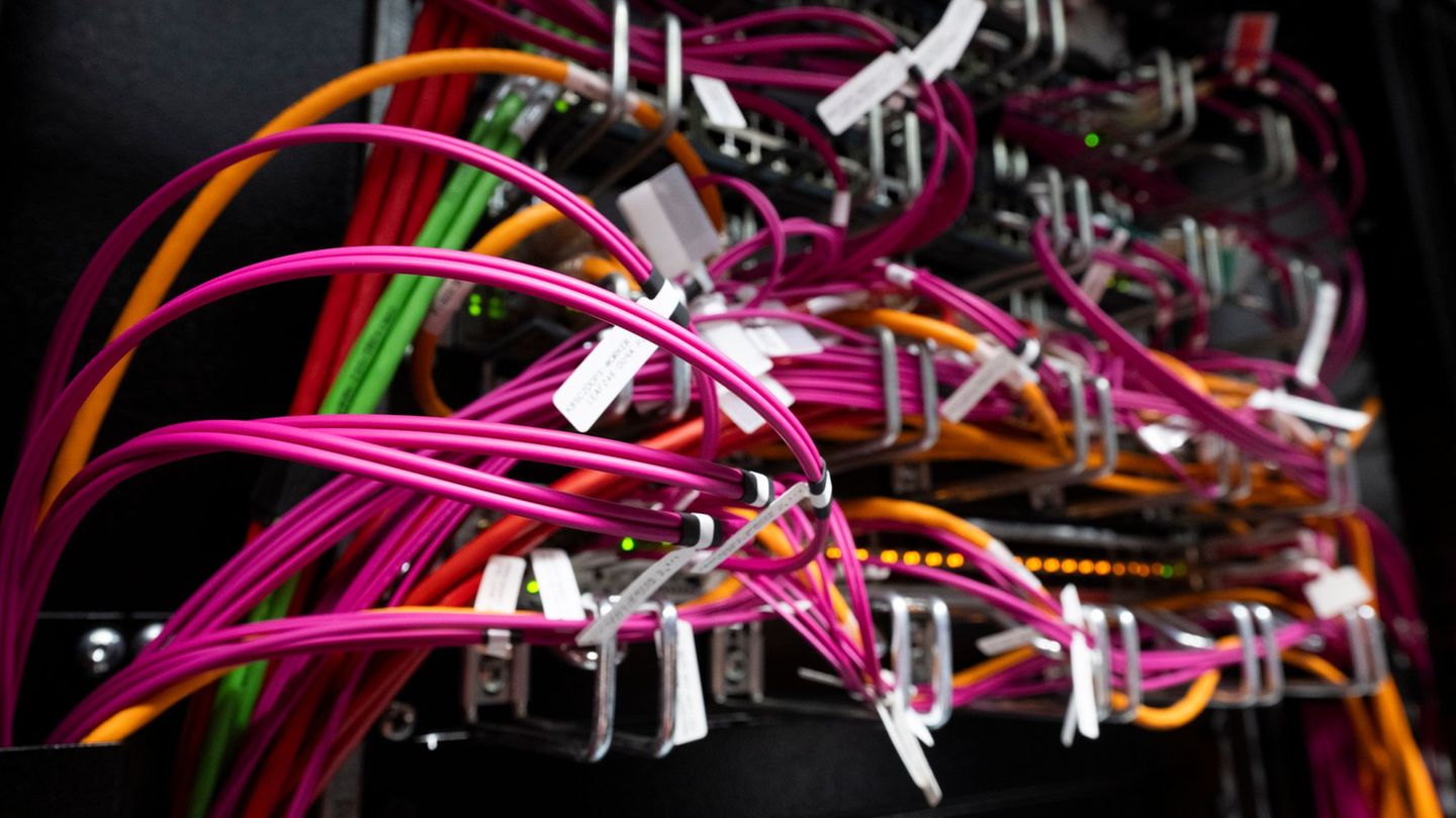 Die Frage, wo ein Server steht, wird immer wichtiger. Foto: Boris Roessler/dpa