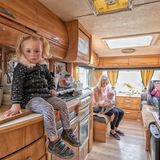 Charlotte guckt in die Kamera. Mit zwei Geschwistern und der Mutter lebt sie im Caravan – bis die Regierung ihnen vielleicht doch noch eine Wohnung zuweist