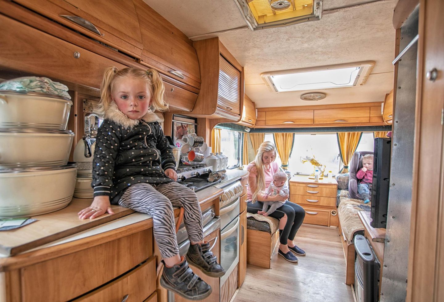 Charlotte guckt in die Kamera. Mit zwei Geschwistern und der Mutter lebt sie im Caravan – bis die Regierung ihnen vielleicht doch noch eine Wohnung zuweist