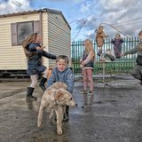 Keine Privatsphäre, dafür viel Gemeinschaft: Kinder einer Travellersiedlung beim Spielen