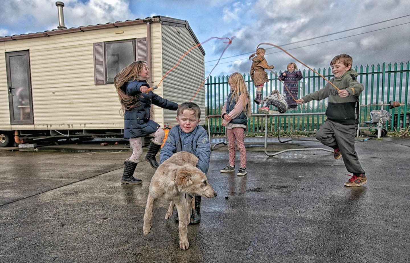 Keine Privatsphäre, dafür viel Gemeinschaft: Kinder einer Travellersiedlung beim Spielen