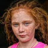 Christina war eines der ersten Mädchen, die Zousmer fotografierte. Mittlerweile ist sie ein Teenager