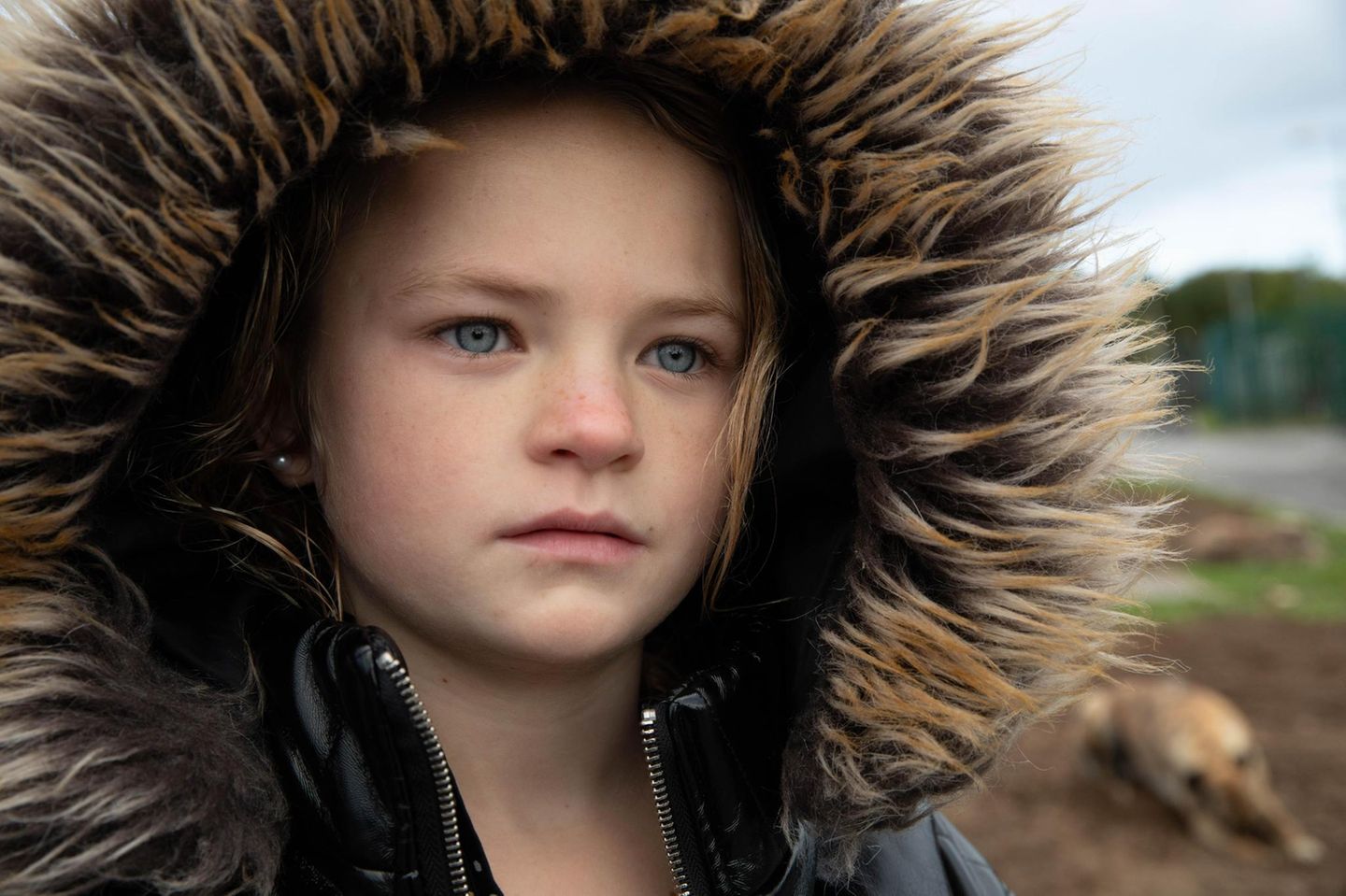 Nikita hat zehn Geschwister. Welche Zukunft wird ihr beschieden sein? Woran mag sie denken?