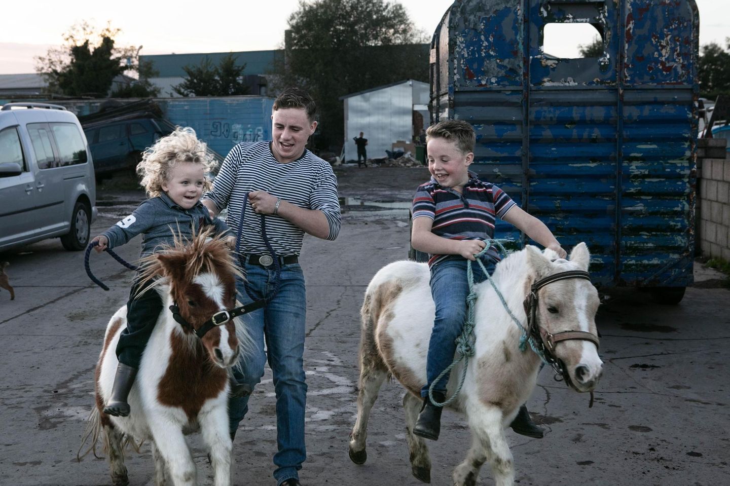 Pferde spielen in der Traveller-Community eine wichtige Rolle. Das Miniaturpony, das Mikey (l.) reitet, war ein Geburtstagsgeschenk