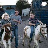 Pferde spielen in der Traveller-Community eine wichtige Rolle. Das Miniaturpony, das Mikey (l.) reitet, war ein Geburtstagsgeschenk