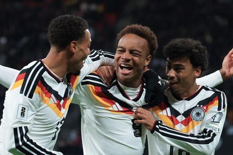 Assan Ouédraogo jubelt mit anderen Mitspielern nach seinem Tor zum 6:0 gegen die Slowakei.