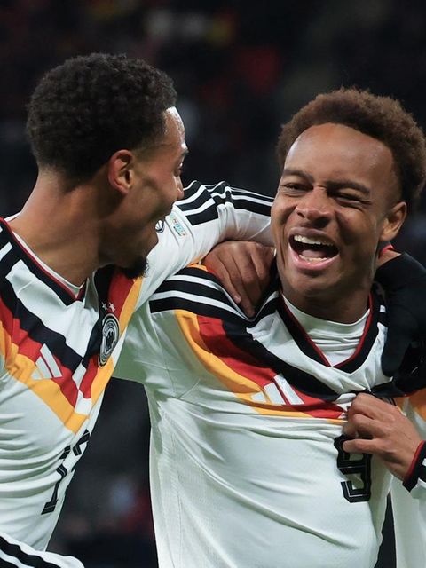 Assan Ouédraogo jubelt mit anderen Mitspielern nach seinem Tor zum 6:0 gegen die Slowakei.