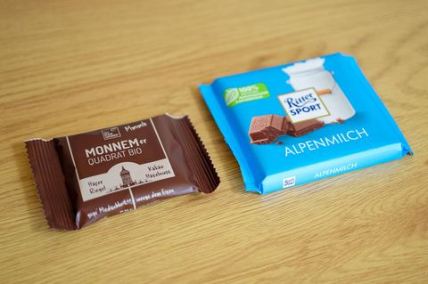 Schoko-Gigant Ritter Sport klagt gegen die Mannheimer Wacker GmbH. Das 2017 gegründete Unternehmen verkauft kleine Haferriegel. Das Problem laut Ritter Sport: Die Riegel sind quadratisch und die Verpackung hat Seitenlaschen. Der Schokoladenhersteller verlangt unter anderem, dass Wacker sein Produkt mit der aktuell verwendeten quadratischen Verpackung nicht mehr verkauft sowie den Rückruf der bereits verkauften Produkte. Für das von einem Ehepaar geführte Kleinunternehmen sei das "extrem belastend", so Gründer Matteo Wacker. Ein Urteil der aktuellen Verhandlung am Landgericht Stuttgart wird im Frühjahr erwartet.