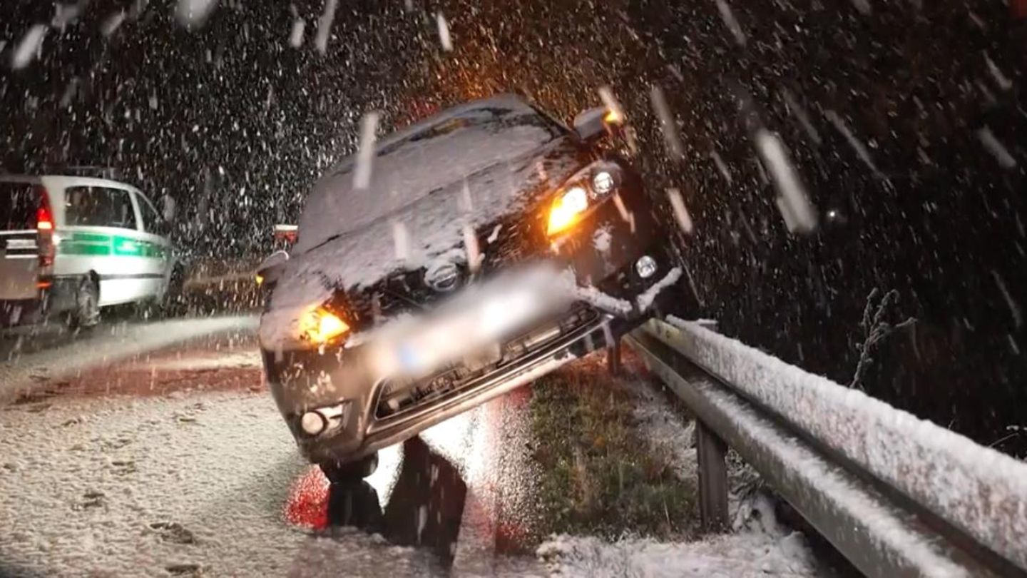 Wintereinbruch-in-Deutschland-Pl-tzlicher-Schneefall-sorgt-f-r-Chaos-Autofahrer-landet-auf-Leitplanke