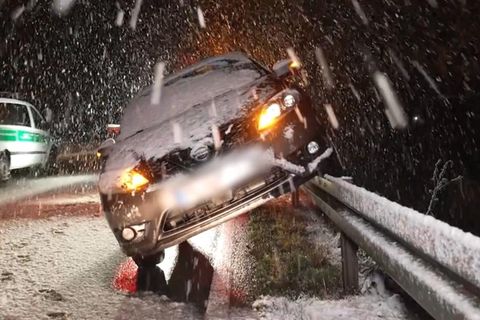 Ein Autofahrer in Sachsen ist wegen des plötzlichen Schneefalls auf der Leitplanke gelandet.