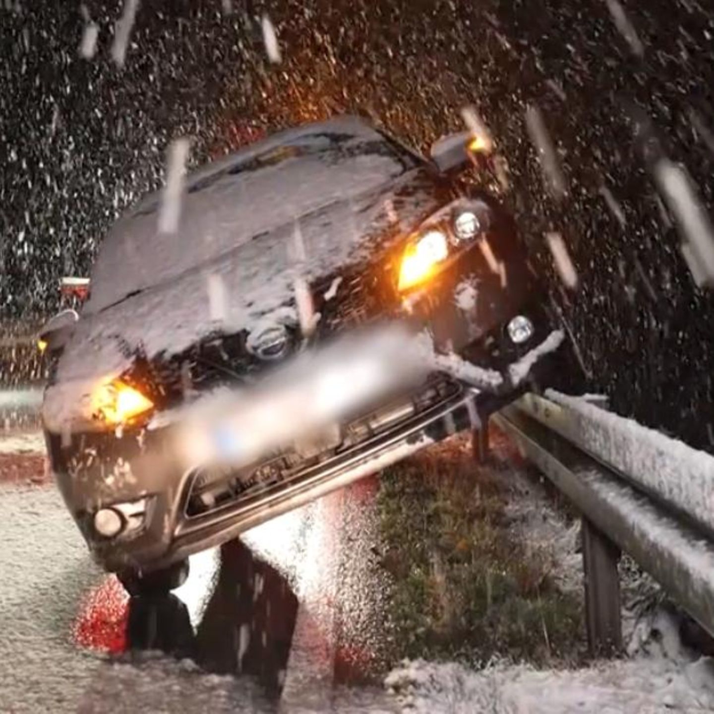 Ein Autofahrer in Sachsen ist wegen des plötzlichen Schneefalls auf der Leitplanke gelandet.