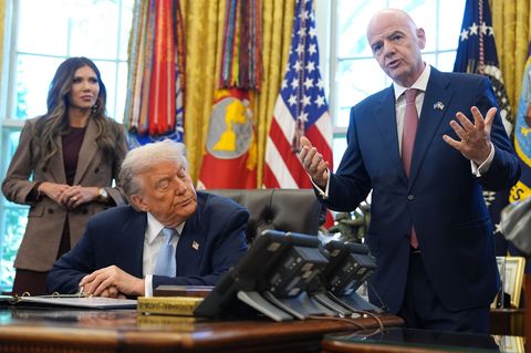 US-Präsident Donald Trump (M) droht mit Spielverlegungen, FIFA-Präsident Gianni Infantino gibt sich zurückhaltend. Foto: Evan Vu